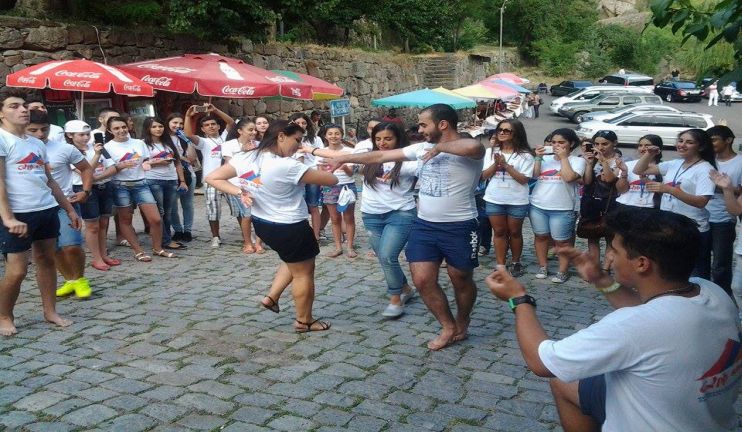 Ծաղկաձորում Սփյուռքի երիտասարդների «Արի տուն» հայրենաճանաչության ծրագրի 2014-ի վերջին՝ 8-րդ փուլի փակման արարողությունն էր: