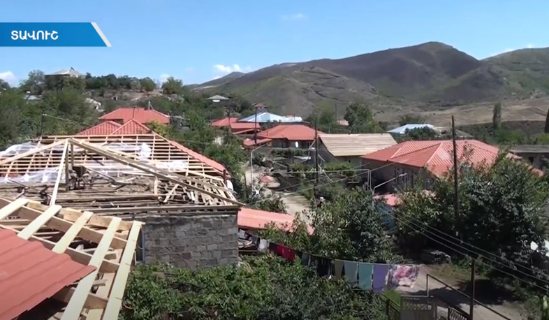 Այգեպարի տանիքները կարմրում են. կառավարությունը նորոգում է հրետակոծությունից տուժած տները