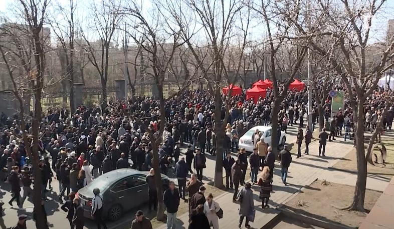 Հայրենիքի փրկության շարժումը շարունակում է փակ պահել Բաղրամյան պողոտան