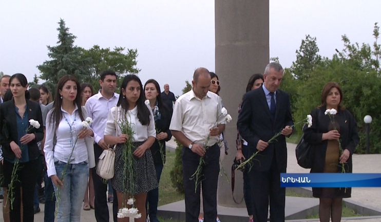 “Rest in Peace, we will continue your work”:  the youth of Artsakh and Armenia visit Yerablur