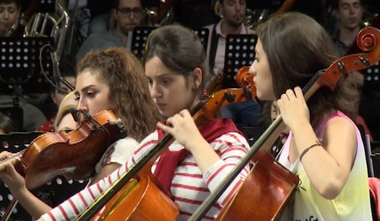 1100 musicians on the stage of independence