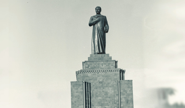 Մի ֆոտոյի պատմություն. 1950 թ., Ստալինի արձան, ֆոտոշոփ