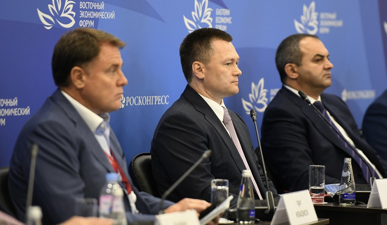 Artur Davtyan VI Şərq İqtisadi Forumunda Ermənistanda investisiya təşviqi və hüquqi müdafiə sistemlərini təqdim etdi