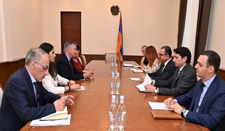 Tigran Khachatryan and ADB Country Director for Armenia stress priority of North-South road construction