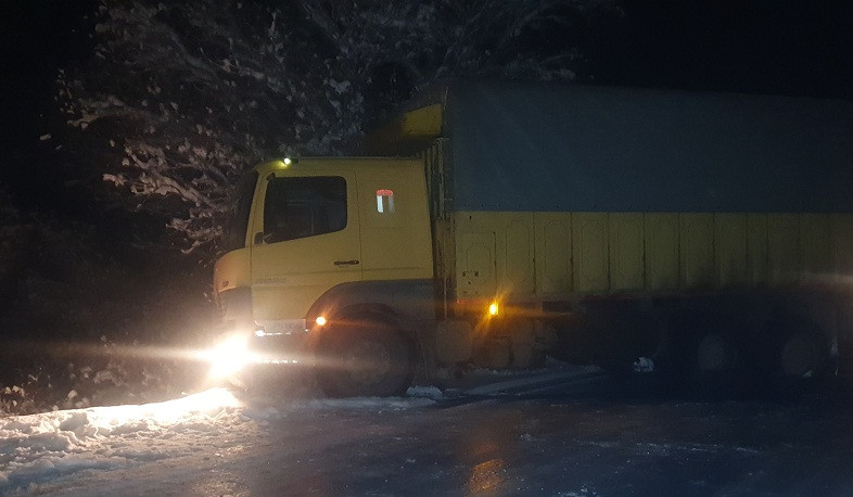 Երևան-Մեղրի ավտոճանապարհին բեռնատարը մերկասառույցի պատճառով միակողմանի փակել է ավտոճանապարհը