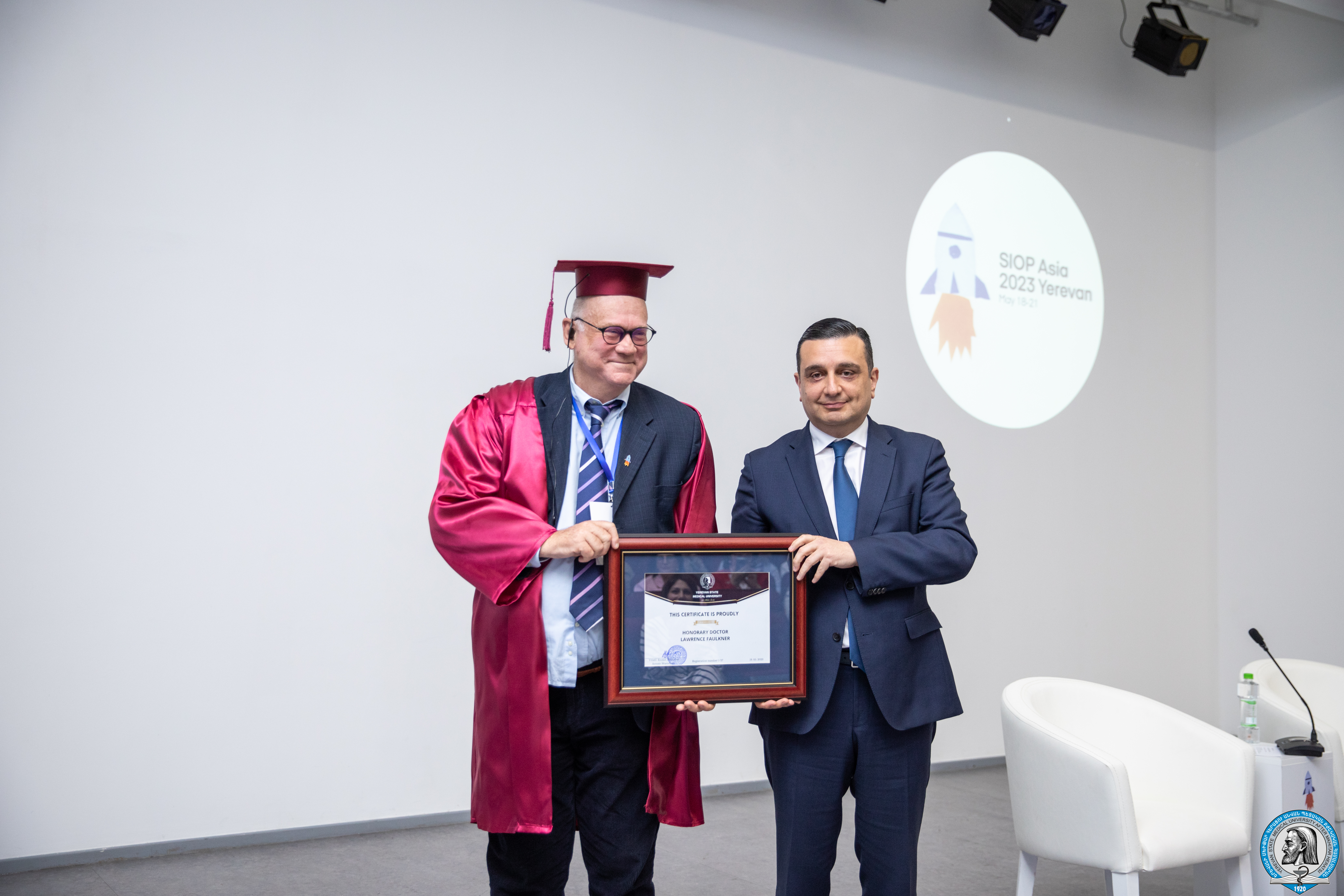 Անվանի մանկաբույժ Լոուրենս Ֆոլկներին շնորհվել է ԵՊԲՀ պատվավոր դոկտորի կոչում