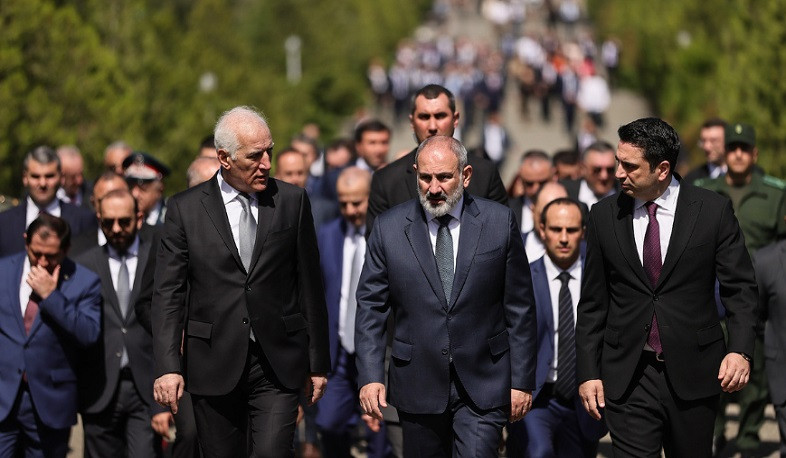ՀՀ բարձրագույն ղեկավարությունը Հանրապետության տոնի առիթով այցելել է Սարդարապատի հուշահամալիր