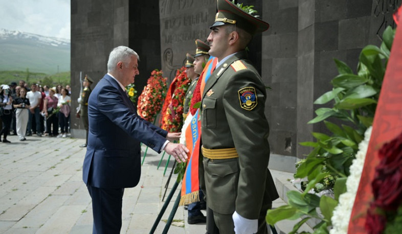 Մհեր Գրիգորյանը հարգանքի տուրք է մատուցել Բաշ-Ապարանի ճակատամարտի հերոսների հիշատակին