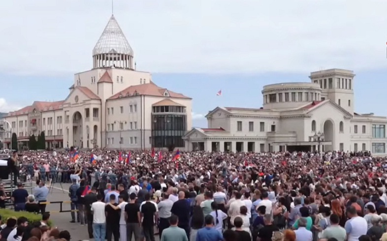 Call for consolidation from Stepanakert: rally called in Renaissance Square