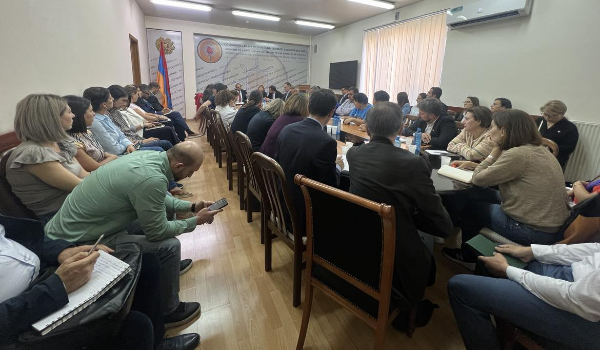 Քննարկվել են ԼՂ–ից բռնի տեղահանվող քաղաքացիների սոցիալական կարիքներին,  իրականացվող աշխատանքներին առնչվող հարցեր․ ԱՍՀՆ