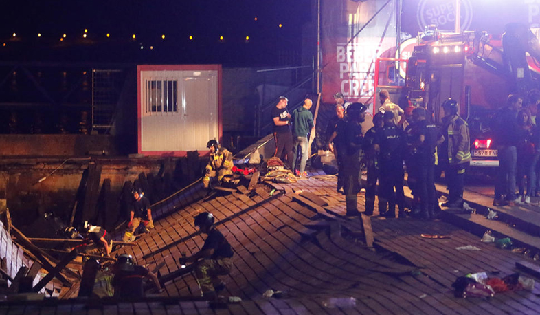 La plateforme de concert s'est effondrée
