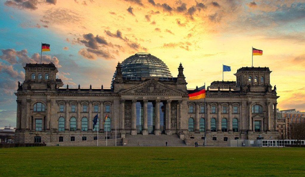 Bundestaqın iki keçmiş deputatı Azərbaycandan rüşvət almaqda ittiham olunur