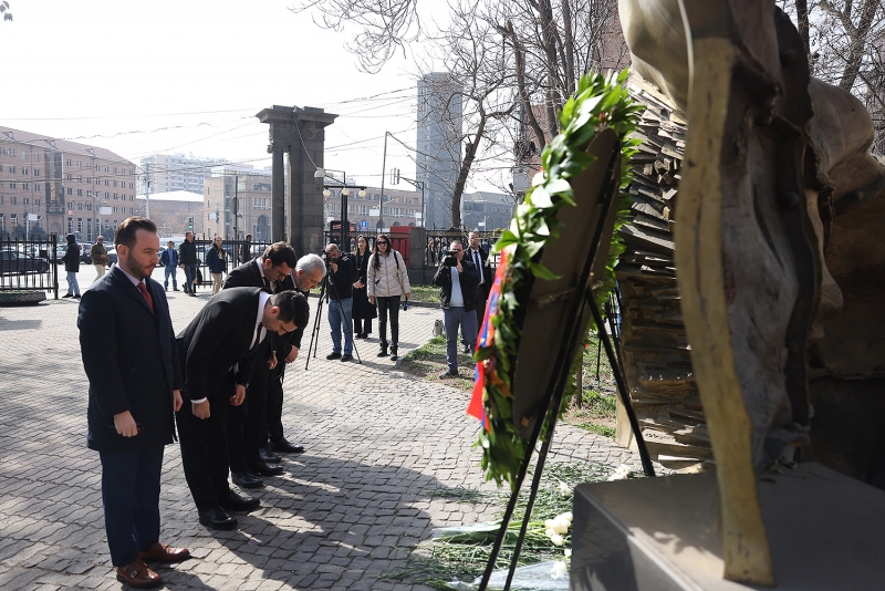Alen Simonyan and members of Civil Contract Faction pay tribute to memory of March 1 victims