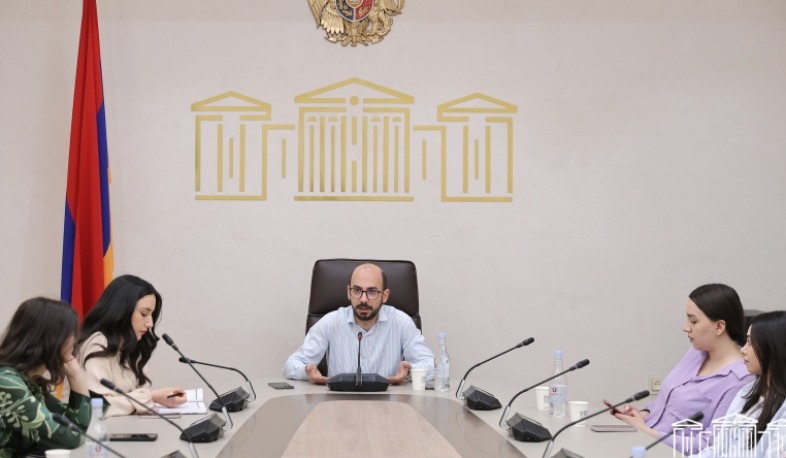 Artur Hovhannisyan meets with YSU students