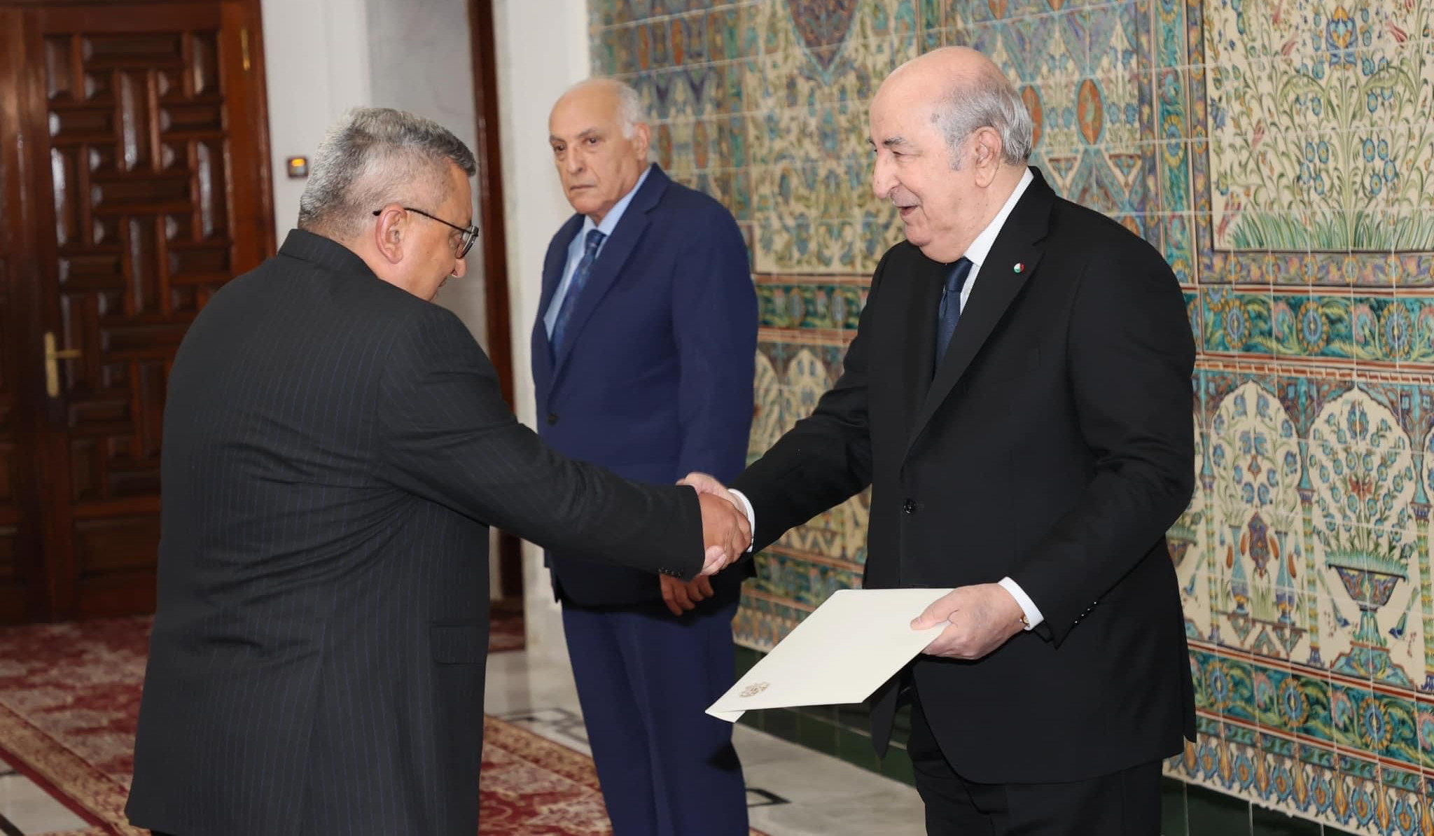Հրաչյա Փոլադյանը իր հավատարմագրերն է հանձնել Ալժիրի նախագահին