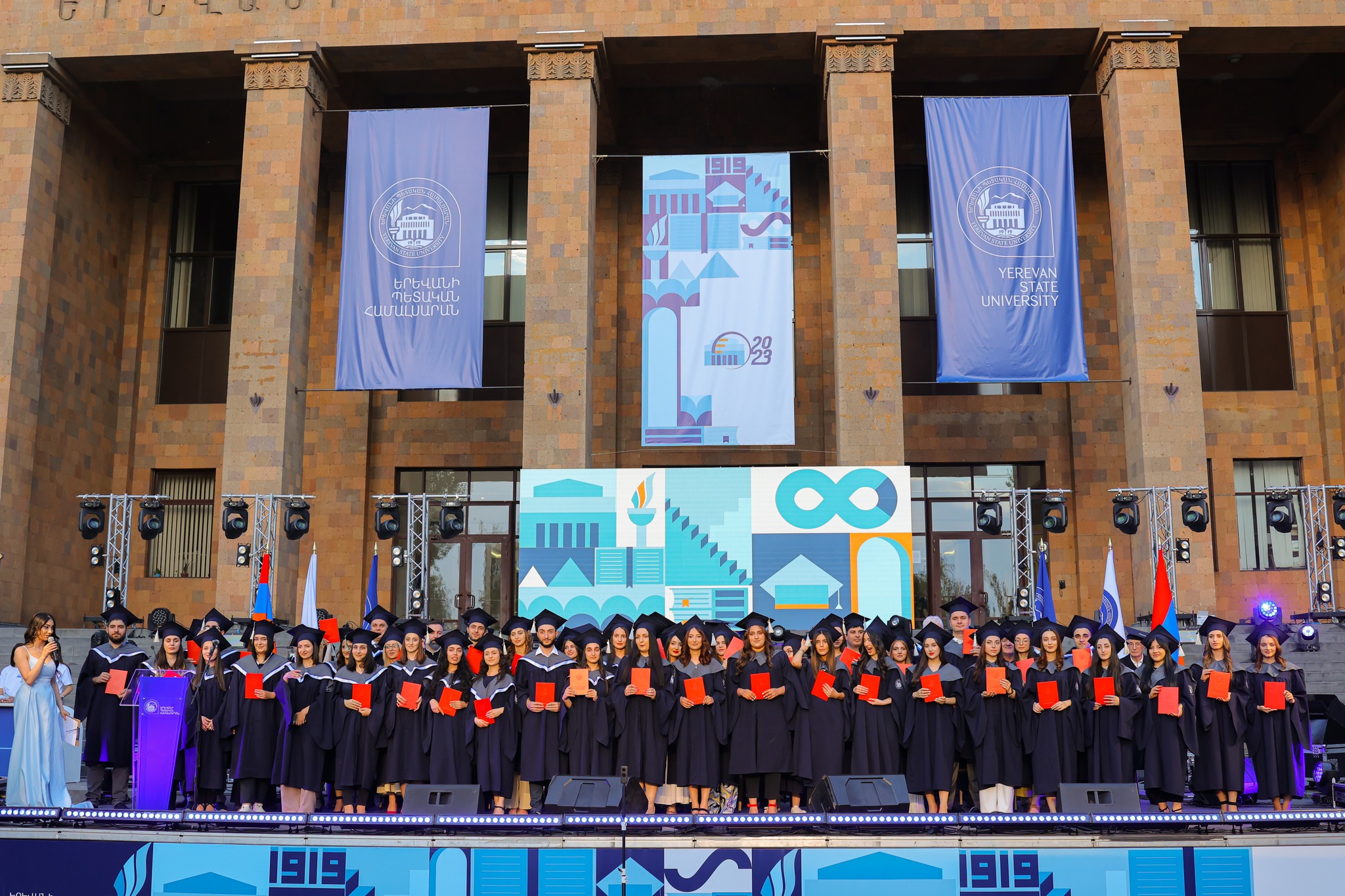 Եղե՛ք համարձակ, նպատակասլաց, մի՛ վախեցեք սեփական սխալների վրա սովորելուց. ԿԳՄՍ նախարարը շնորհավորել է ուսանողներին