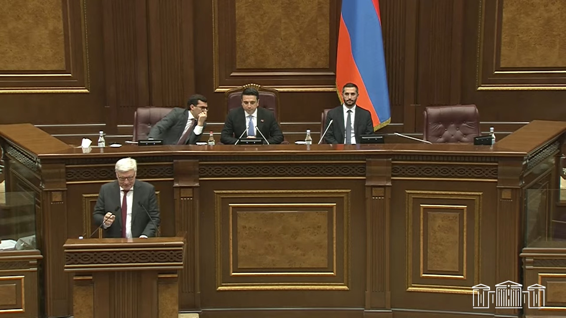 Ədalətsiz hərbi əməliyyatlar nəticəsində 100 mindən çox erməni məcburi köçkün vəziyyətinə düşüb: Visler