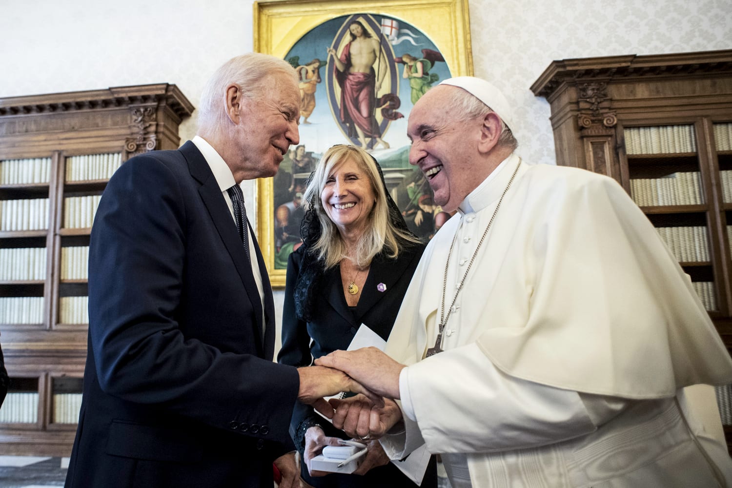 Pope Francis meets Biden, Lula before leaving G7 summit