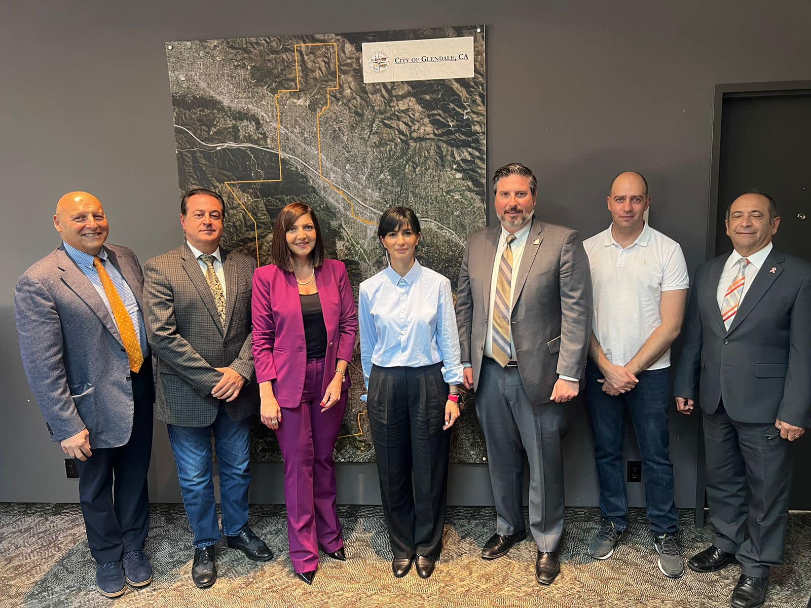 Գյումրիի փոխքաղաքապետը Գլենդելի թանգարանին է նվիրել հայկական զարդանախշերով գորգ՝ պատրաստված գյումրեցի վարպետների կողմից