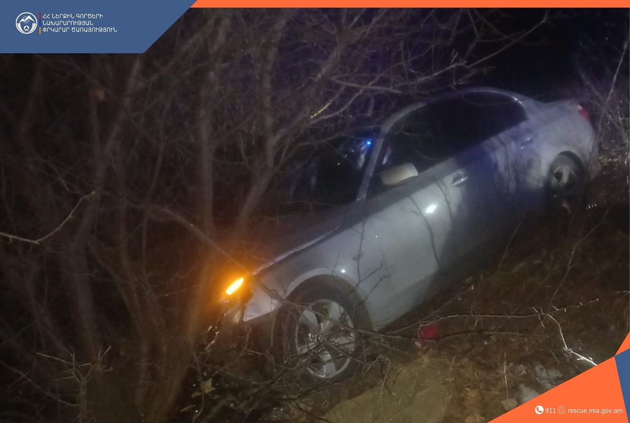 Վանաձոր-Ստեփանավան ճանապարհին մեքենան բախվել է ճամփեզրի բետոնե արգելապատնեշին և ընկել ձորակը