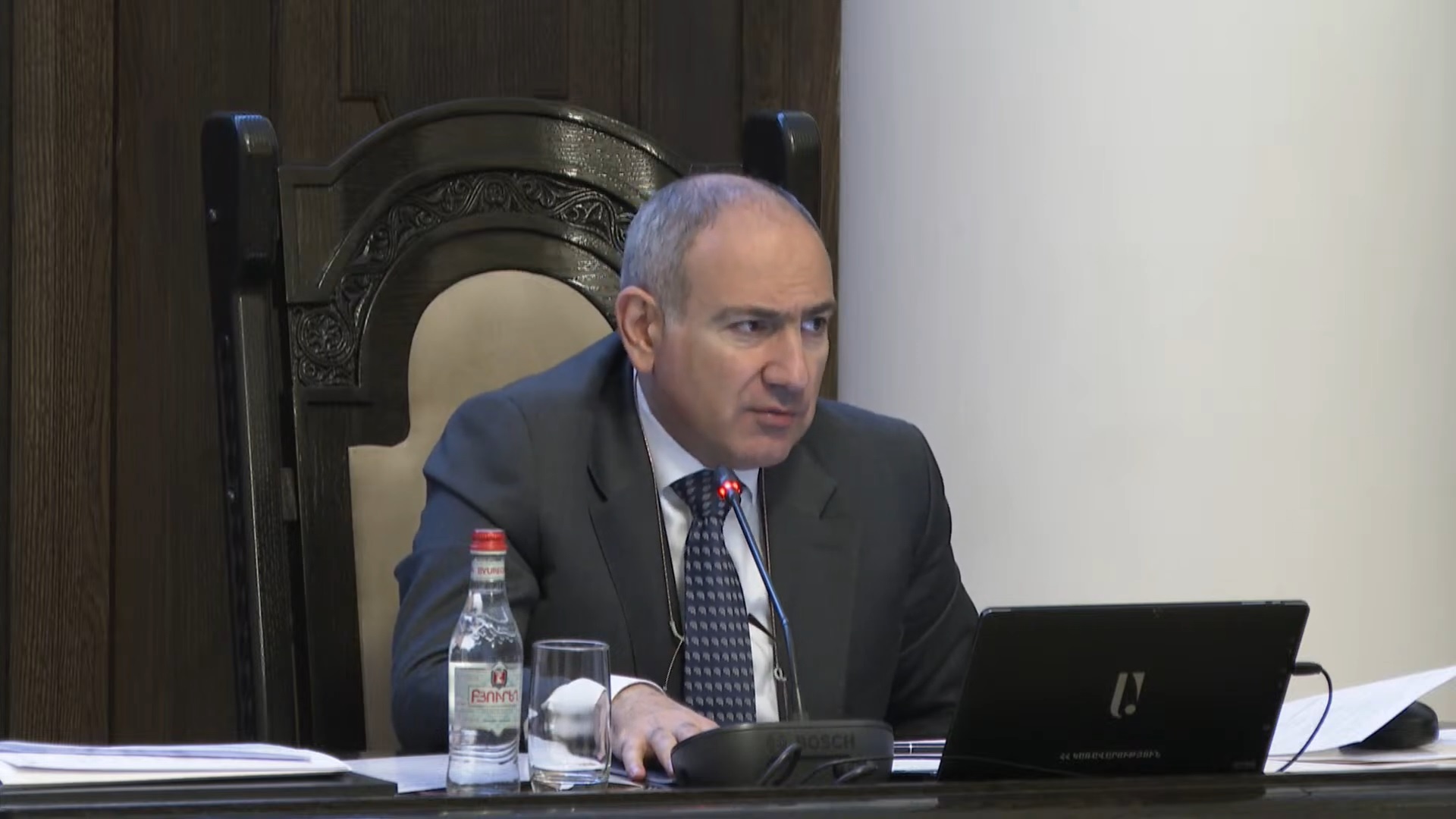 Ընթացքի մեջ գտնվող ինչքան աճուրդ կա, բոլորը հատ-հատ նայեք և կասեցրեք. Փաշինյանի հանձնարարականը մարզպետներին