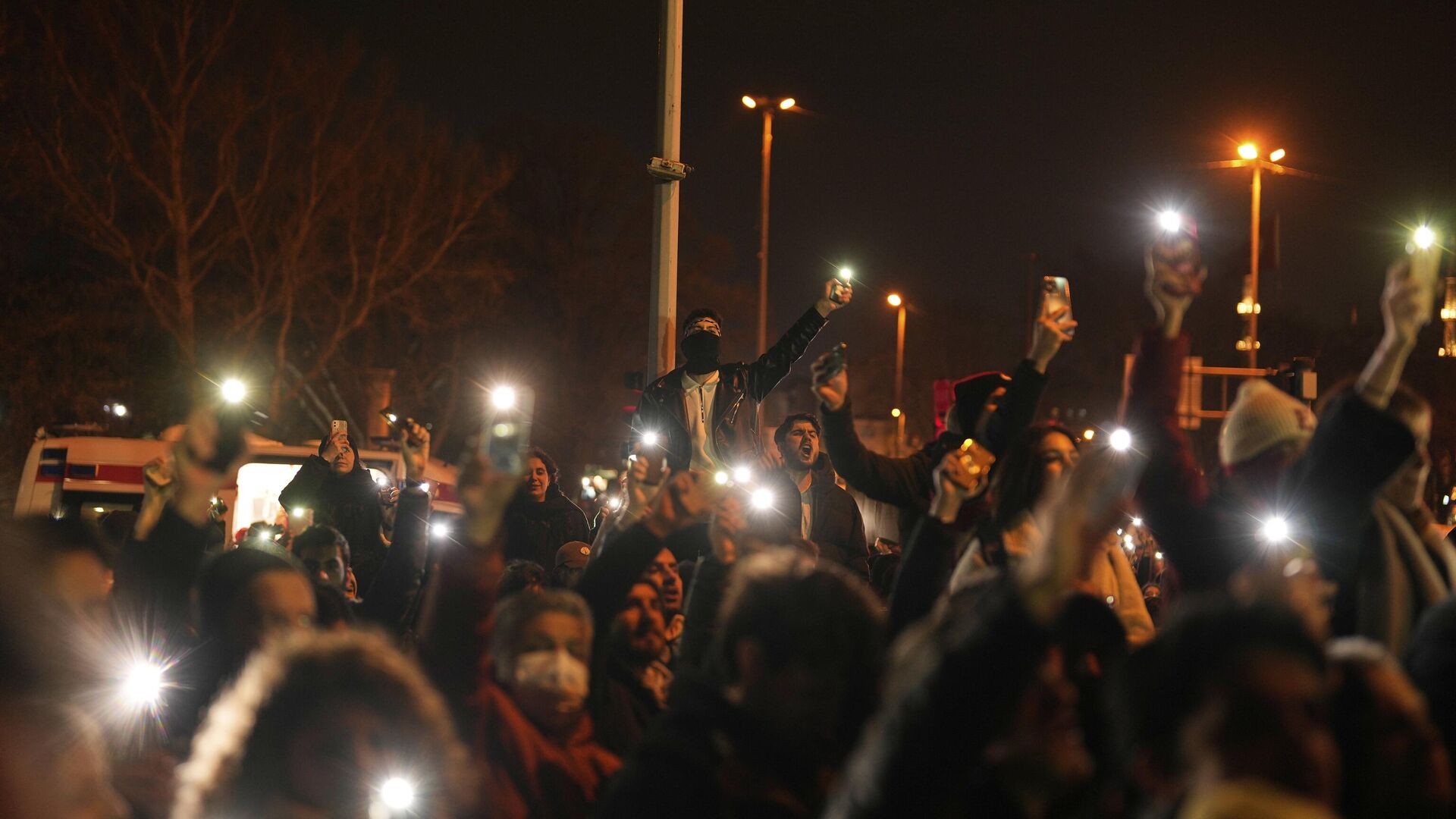 Tens of thousands of Turks rally outside Istanbul municipality for third day after mayor's detention