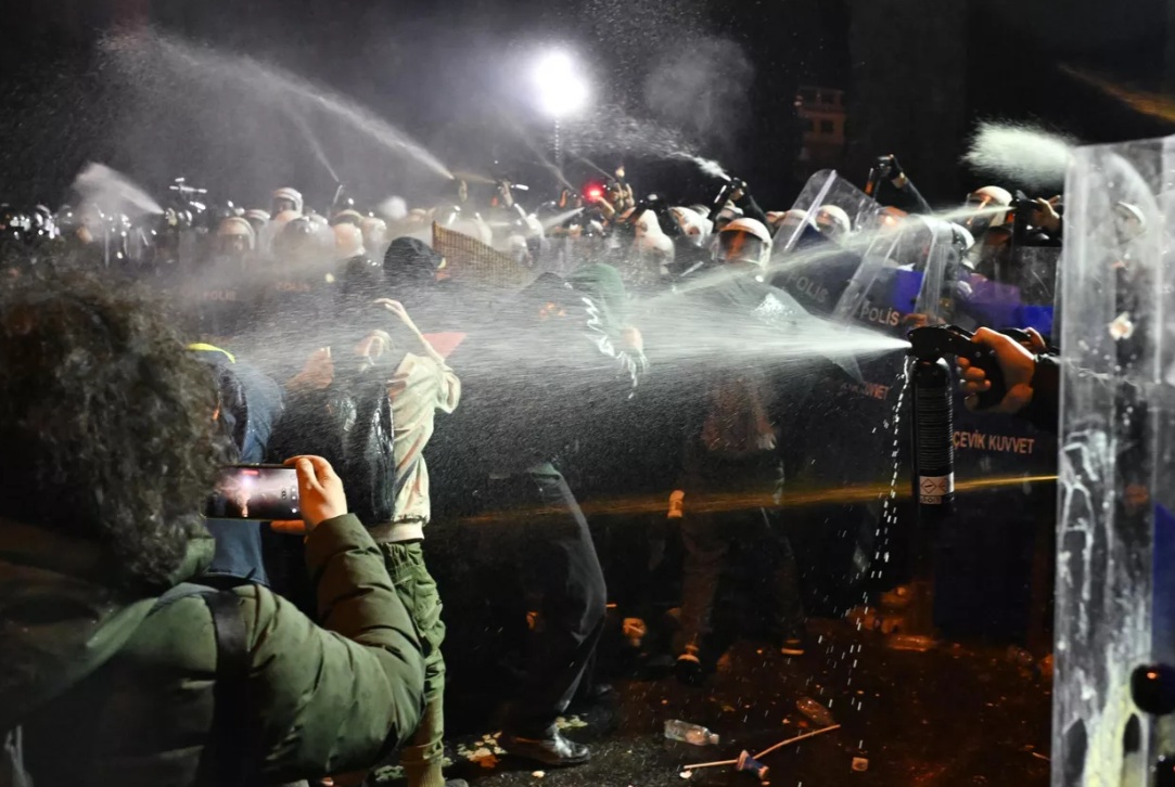 Police use tear gas against protesters in Istanbul