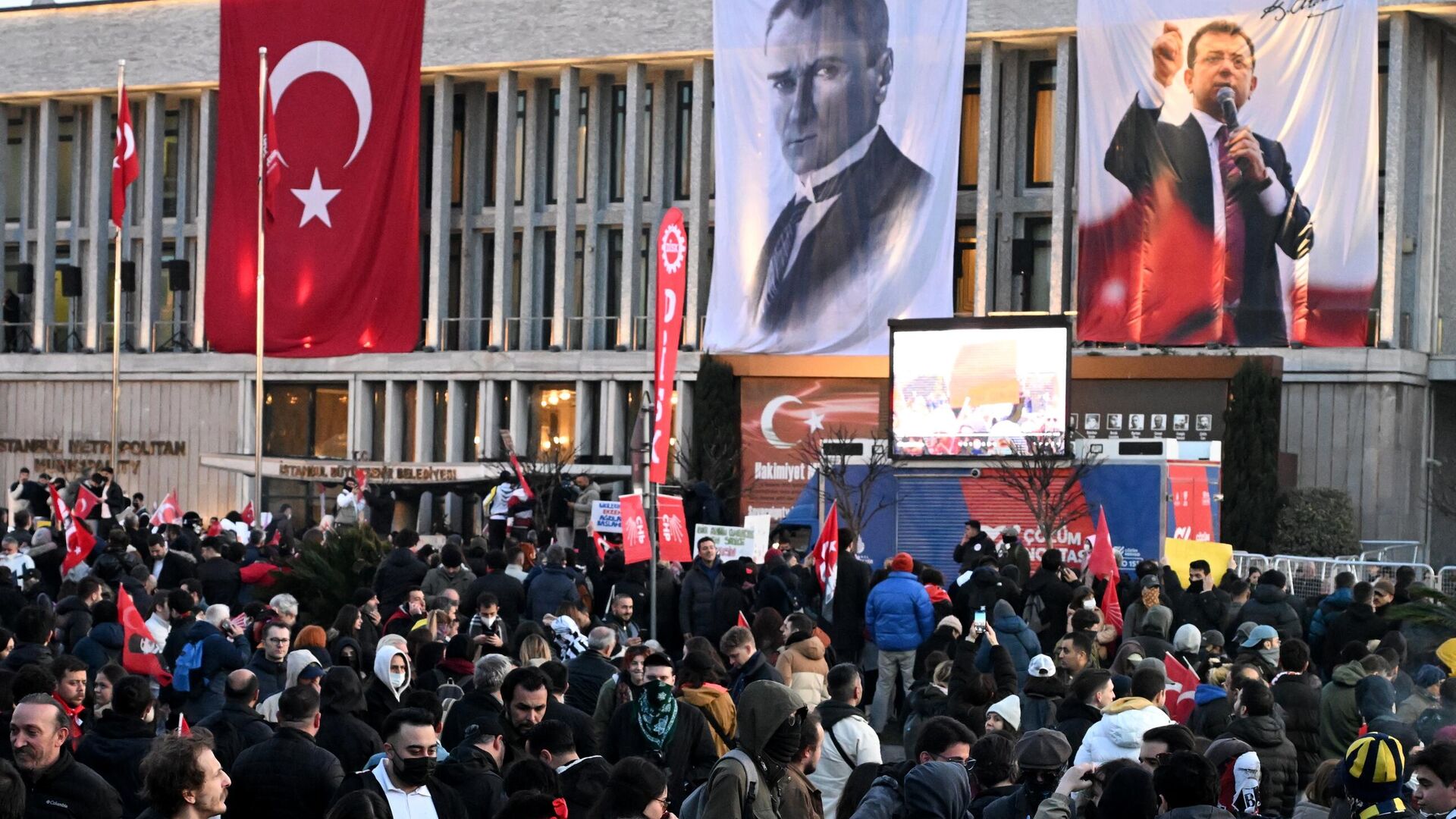 Hundreds gather in Istanbul for rally against arrest of mayor, others