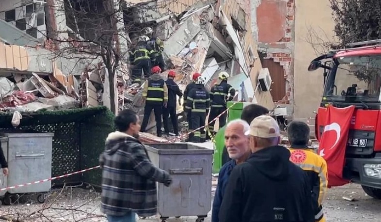Building collapses in Istanbul suburb, no casualties reported