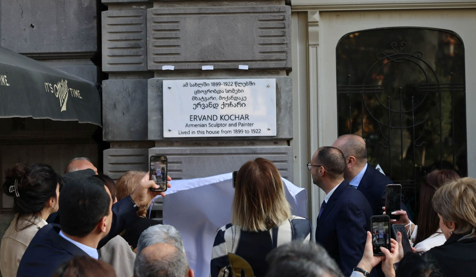 Քաղաք Թբիլիսի, Պուշկին 13. Երվանդ Քոչարի 125-ամյակին նվիրված հուշատախտակ է բացվել նրա ապրած հասցեում