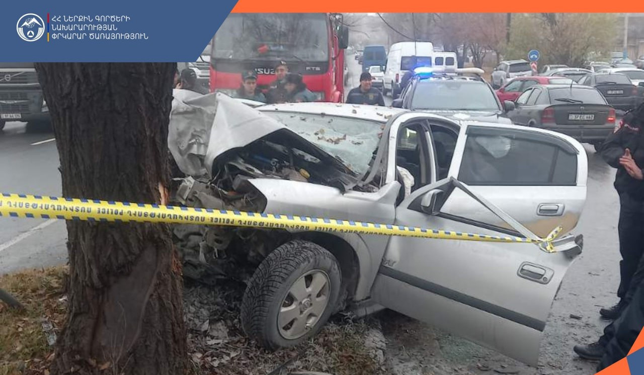 Երևանում Opel-ը բախվել է ծառին․ տուժածը հոսպիտալացվել է