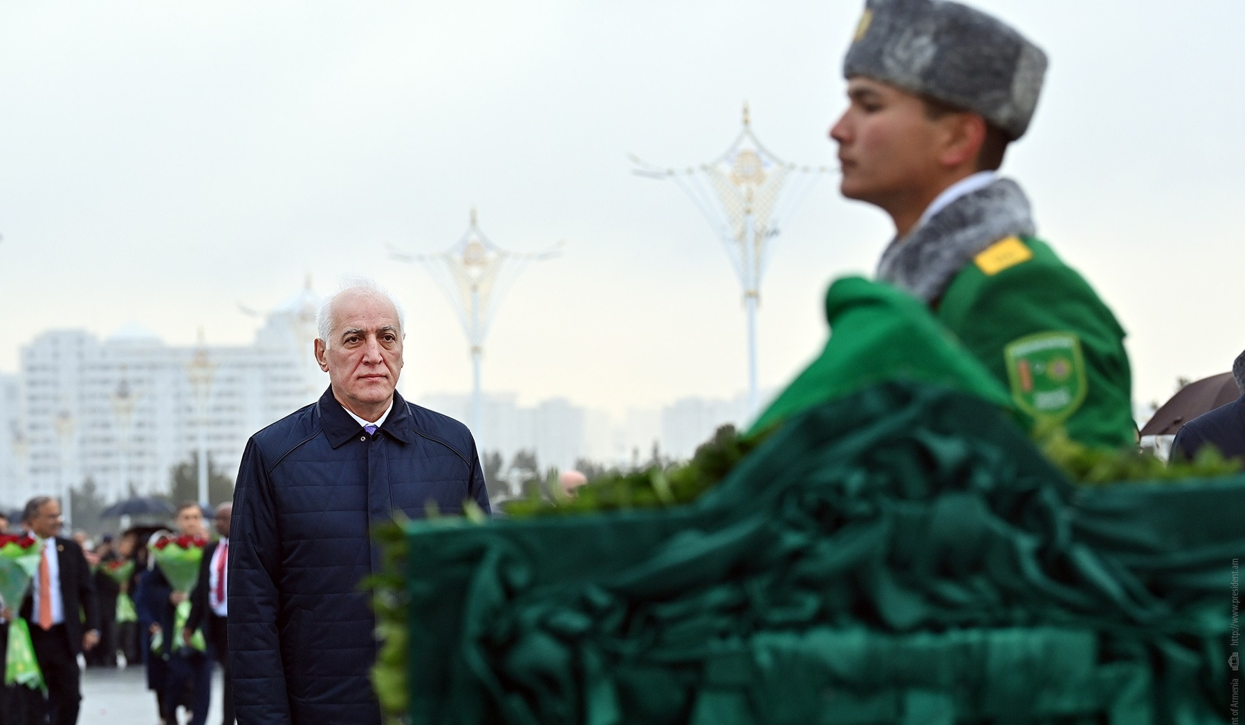 Վահագն Խաչատուրյանը ծաղկեպսակ է դրել Թուրքմենստանի Չեզոքության հուշահամալիրի մոտ