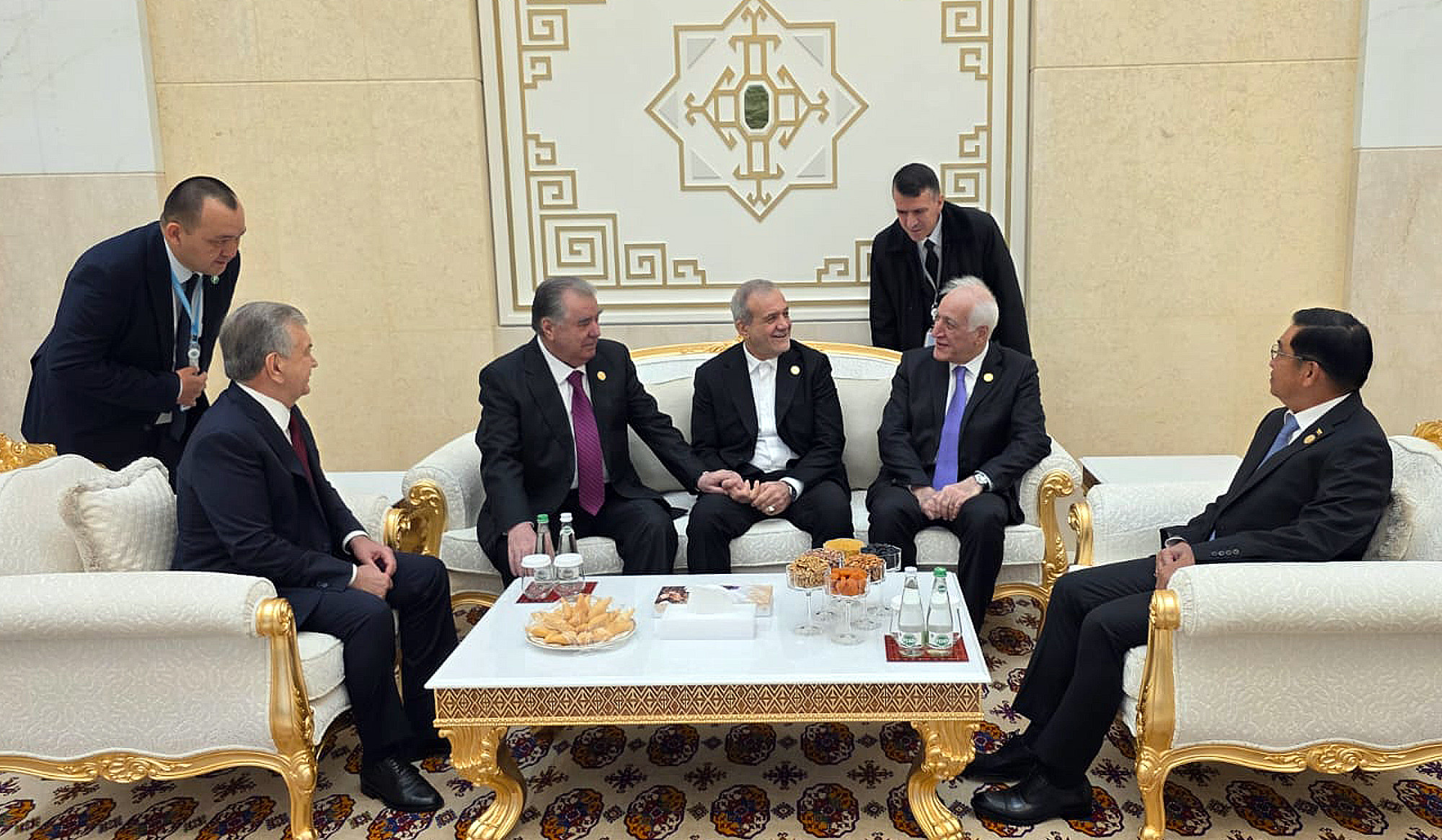 Հանրապետության նախագահը Աշգաբադում զրույցներ է ունեցել մի շարք երկրների նախագահների հետ