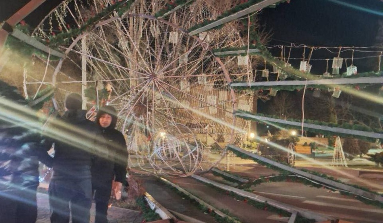 Քամու պատճառով վնասվել է Ապարանի ամանորյա զարդարանքը