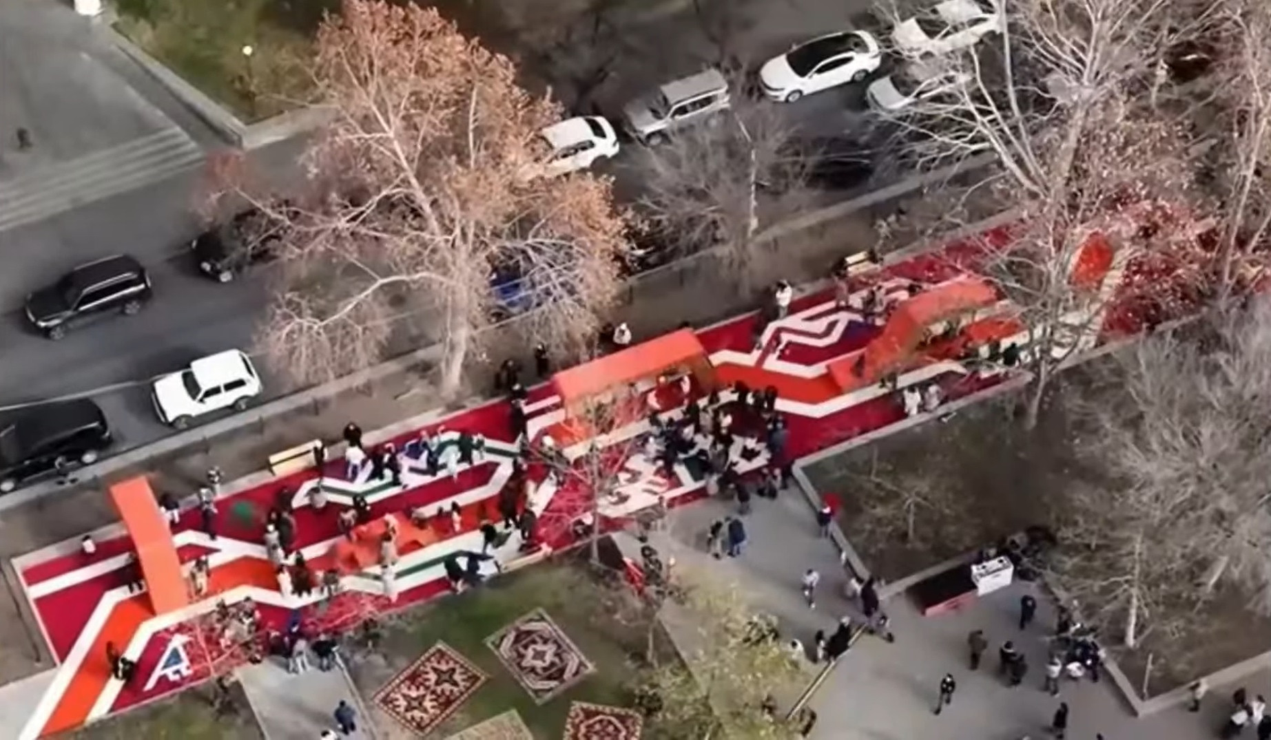 Մետրոյի «Հանրապետության հրապարակ»  կայարանի հարևանությամբ բացվել է աշխարհի ամենամեծ հայկական գորգով խաղահրապարակը