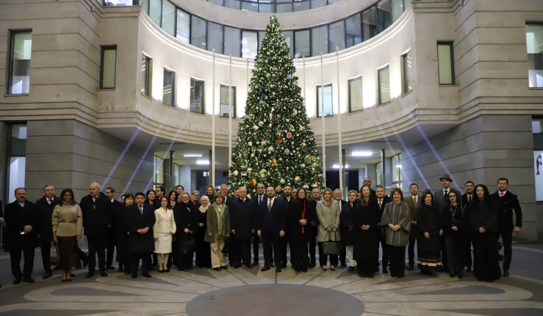 ԱԳՆ-ն ամփոփում է տարին․ վառվել են նախարարության տոնածառի լույսերը