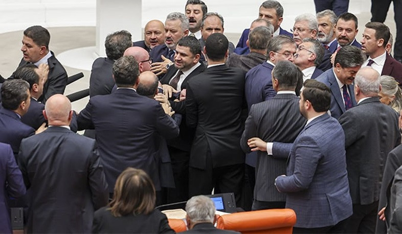 Թուրքիայի խորհրդարանում բյուջեի քննարկումների ժամանակ ծեծկռտուք է տեղի ունեցել