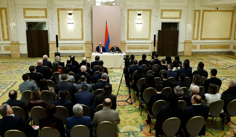 Ընթանում է Նիկոլ Փաշինյանի հանդիպումը Սանկտ Պետերբուրգի հայ համայնքի ներկայացուցիչների հետ