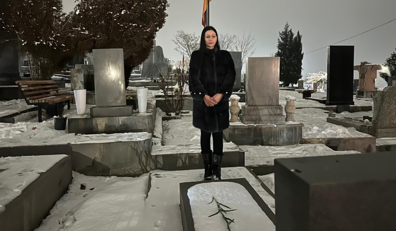 «Խոնարհվում ենք»․ Անահիտ Մանասյանը Եռաբլուր է այցելել