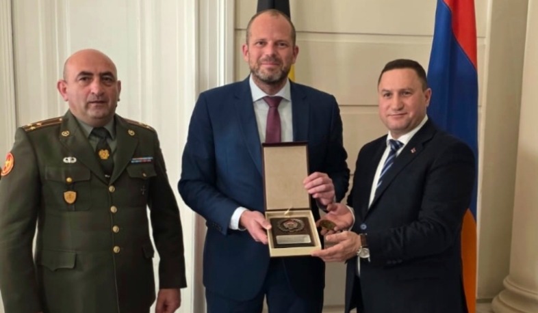 Բելգիայի պաշտպանության և արտաքին առևտրի հարցերով նախարարին է ներկայացվել ՀՀ առաջին ռազմական կցորդ, գնդապետ Վարդան Հովակիմյանը