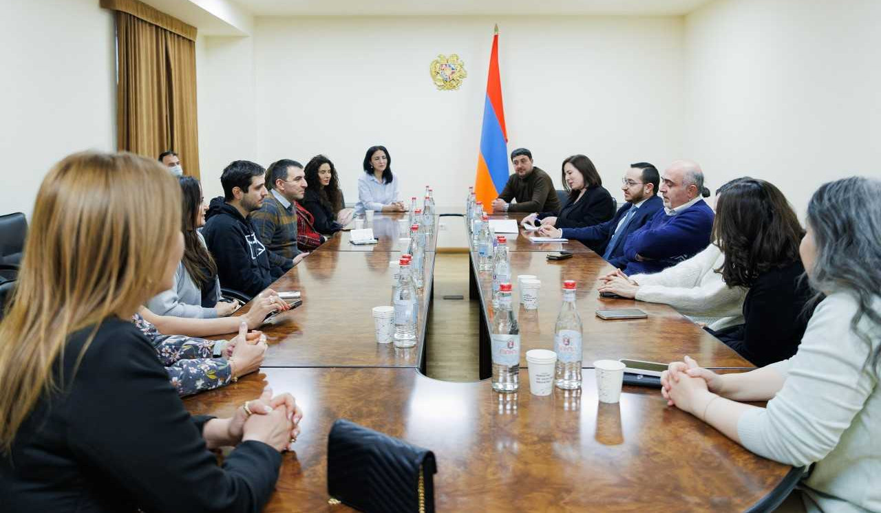 ԲՏԱ նախարարը հանդիպել է երեխաների թվային անվտանգությամբ մտահոգ ծնողների հետ․ քննարկվել են նրանց անվտանգությանն առնչվող հարցեր