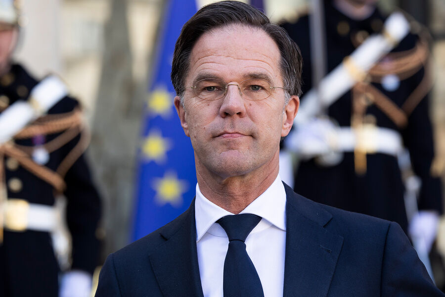 Zelenskiy and NATO chief Rutte honour fallen Ukrainian soldiers amid air raid siren in Kyiv