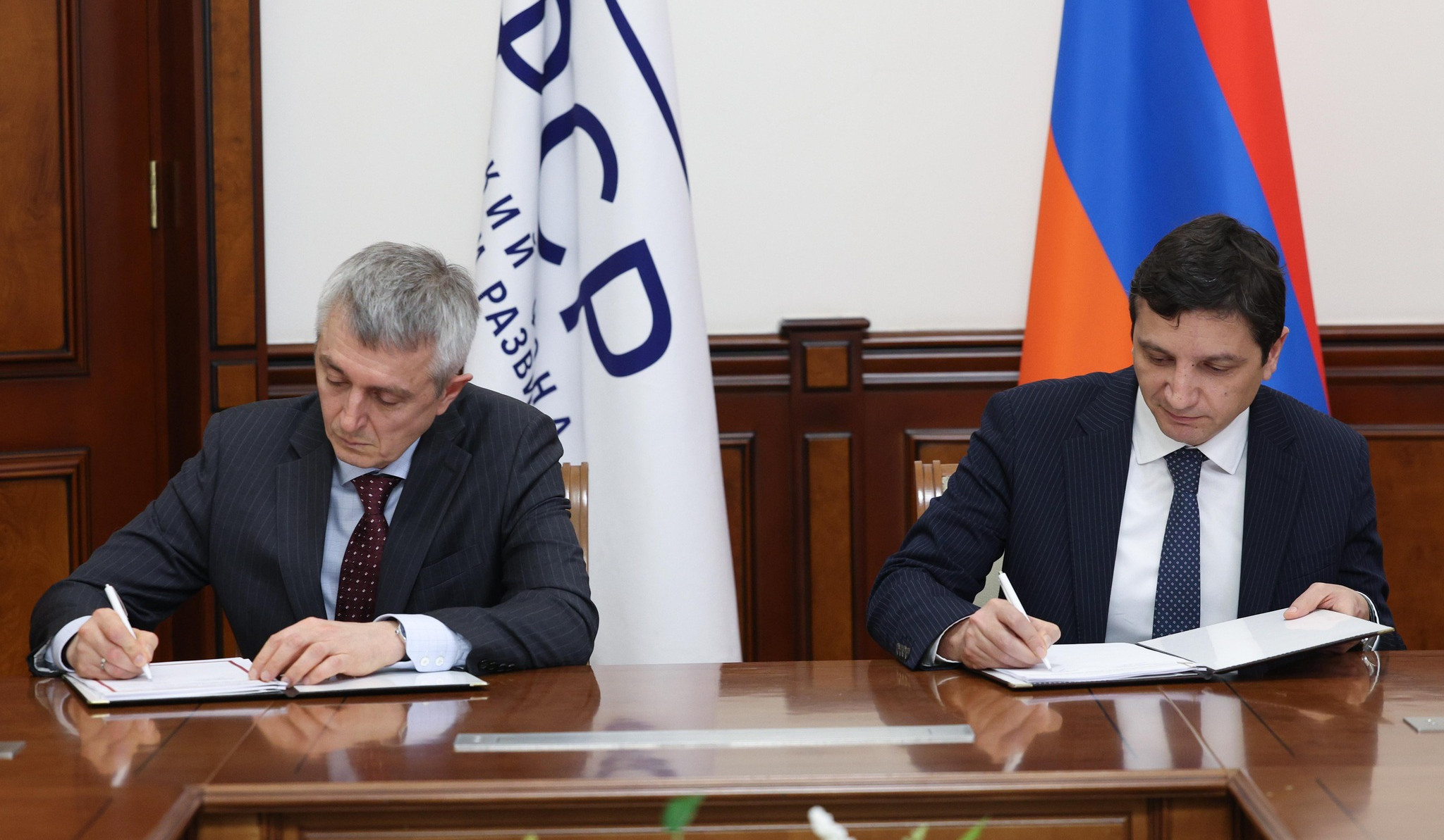 ՀՀ ֆինանսների նախարարն ու ԿԶԵՀ գործադիր տնօրենը ստորագրել են համաձայնագիր Հայաստանում հիմնադրամի մշտական գործունեության համար