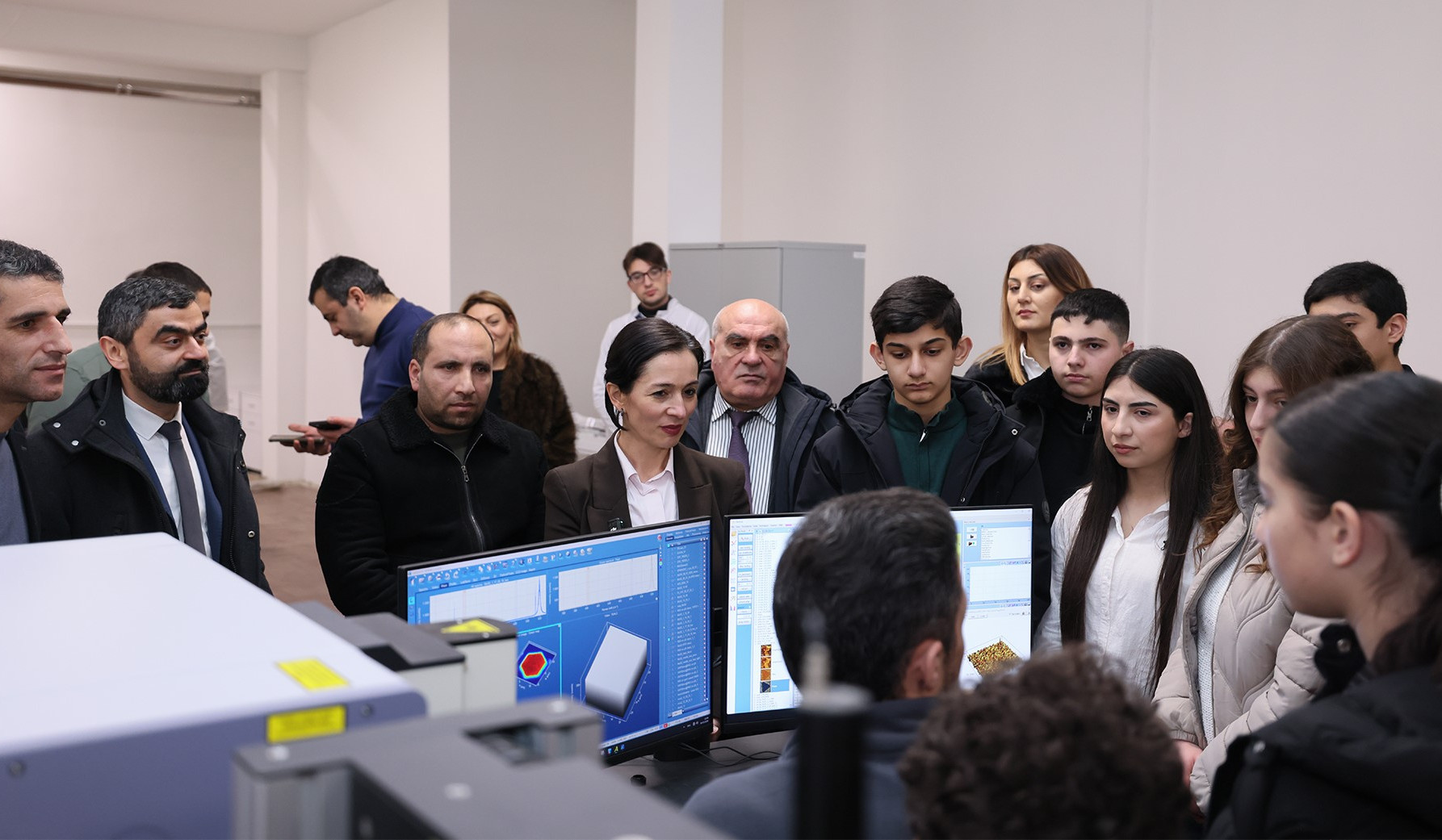 Ժաննա Անդրեասյանը դպրոցականների հետ այցելել է Քիմիական ֆիզիկայի ինստիտուտ