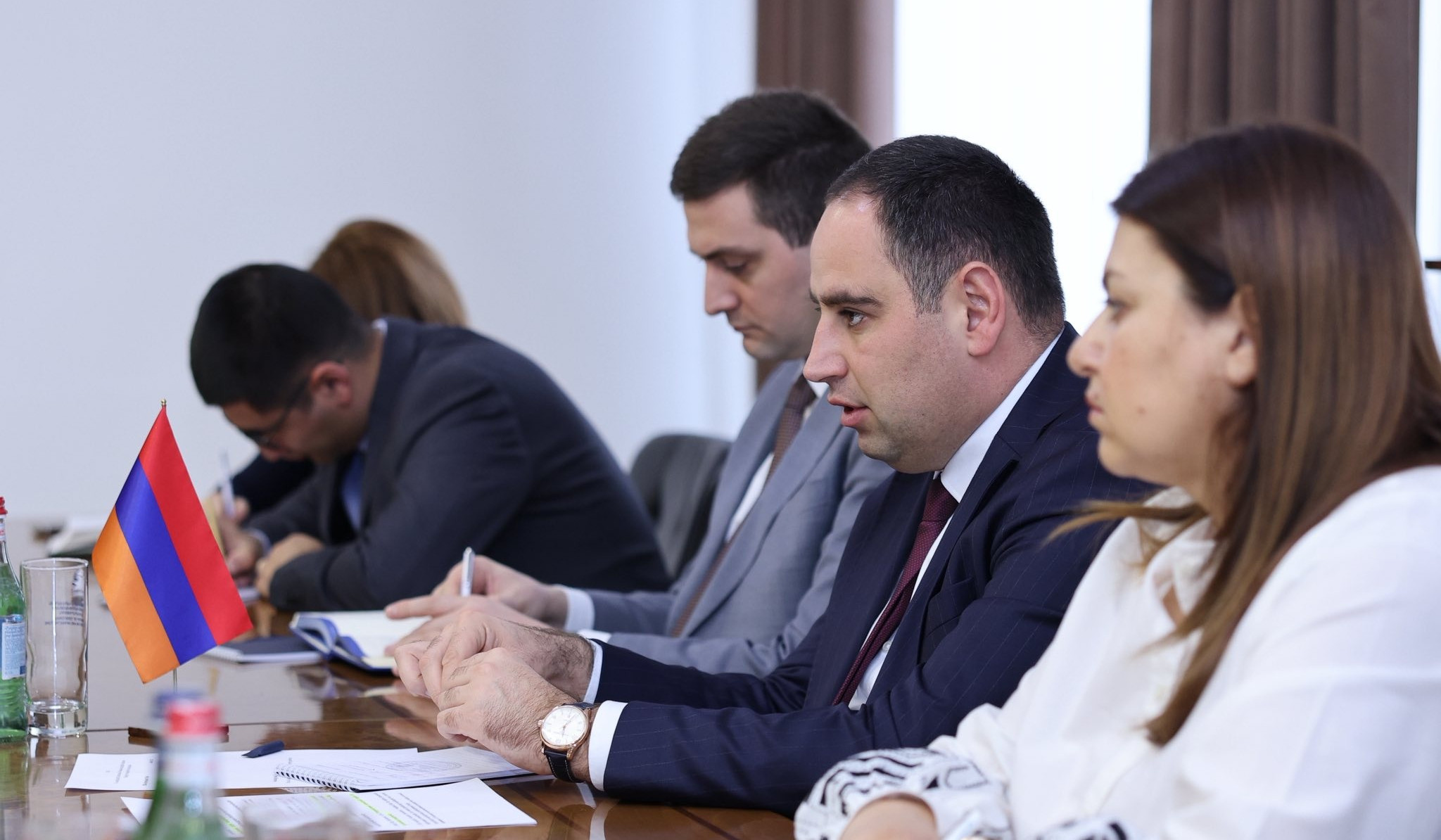 Կարևորել ենք հունիսից Երևան - Լոնդոն ուղիղ չվերթների մեկնարկը. Դավիթ Խուդաթյանն ընդունել է ՄԹ դեսպանին