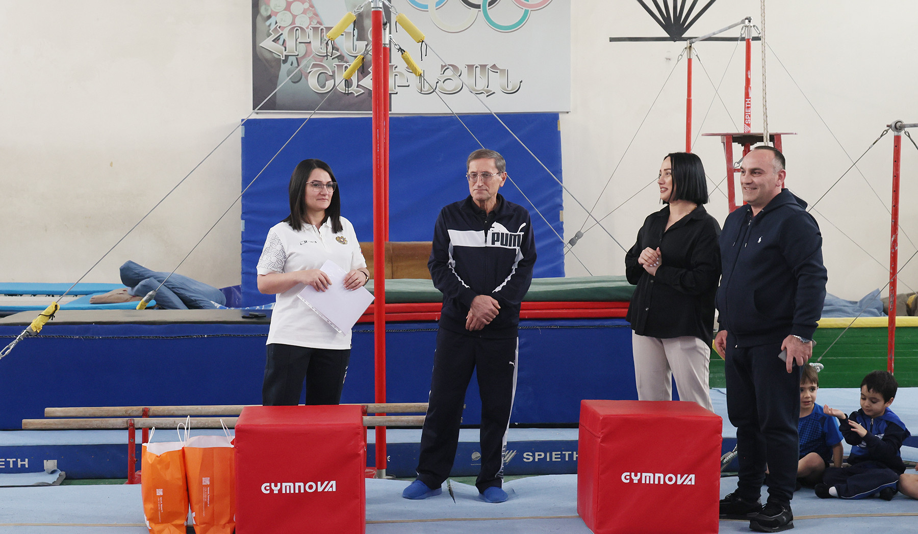 Հասմիկ Ավագյանը գրքեր է նվիրել մարզադպրոցի սաներին