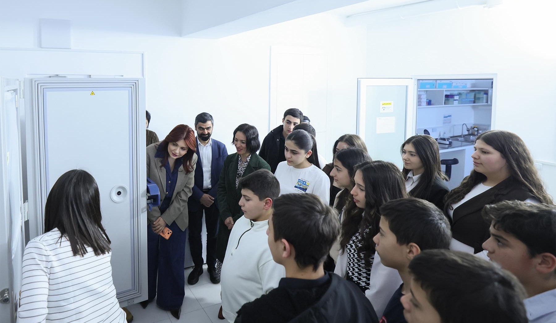 Ժաննա Անդրեասյանը Երևանի և ՀՀ մարզերի դպրոցականների հետ այցելել է ԳԱԱ մոլեկուլային կենսաբանության ինստիտուտ