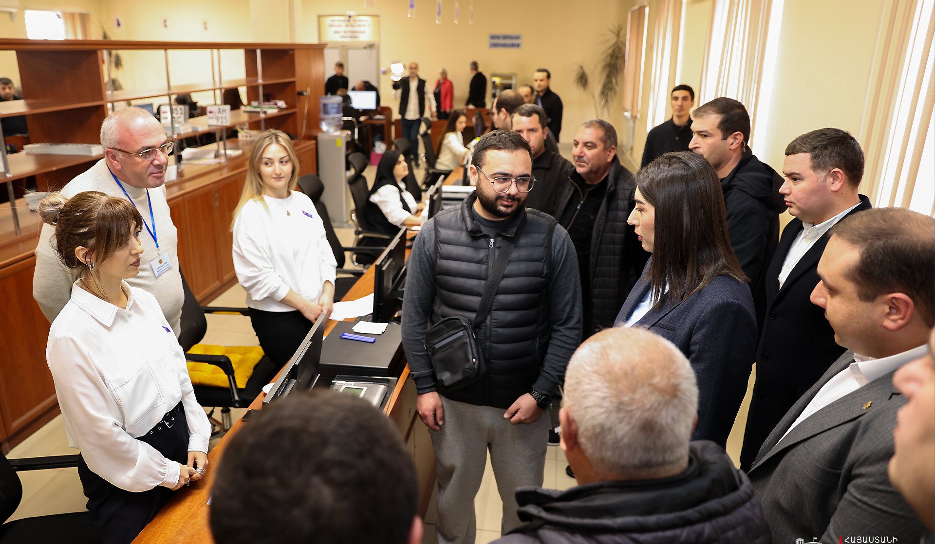 Հերթերի խնդիրը լուծելուն ուղղված հանձնարարականներ․ ՆԳ նախարարն անակնկալ այց է կատարել Երևանի հաշվառման-քննական բաժին