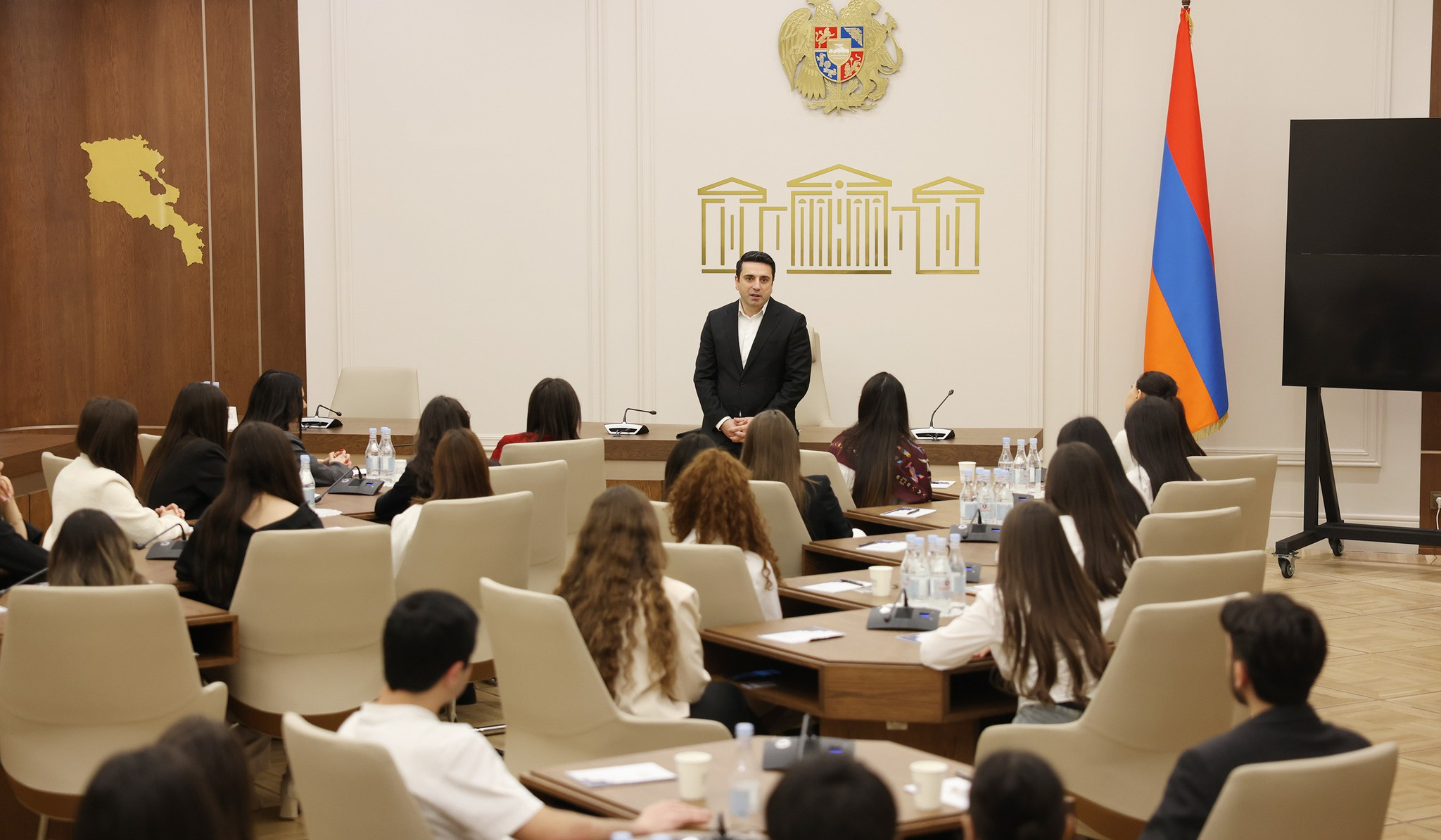 ԱԺ նախագահը ուսանողների հետ խոսել է խաղաղության, TRIPP-ի և տարածաշրջանային գործընթացների մասին