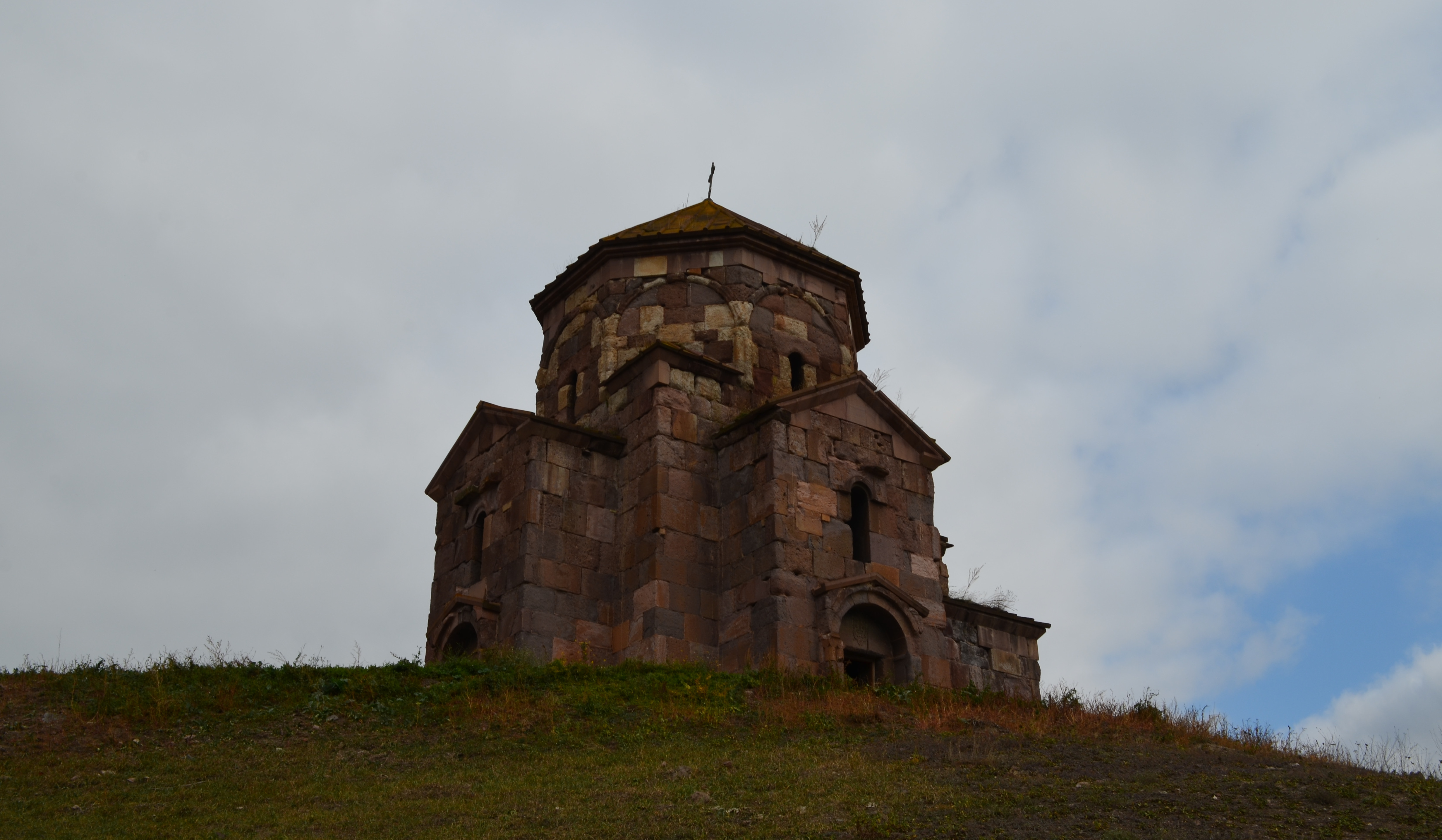 Վարչապետը իր թիմակիցների հետ հասել է Ոսկեպարի եկեղեցի